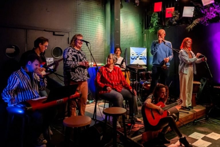 Een Tune In-groep maakt samen muziek tijdens een sessie.